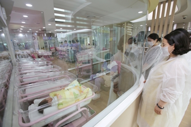 Health and Welfare Committee member Nam Im-soon said, “Oversight of privately-run postnatal care centers must become more thorough,” after she pointed out that infections had increased nearly fivefold from 2013 to 2016. (Image: Songpa Disrict / Yonhap)