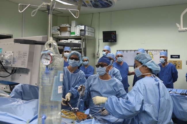 Dr. Yoon Gyeong-cheol of the SNUH Liver Transplantation Department said, “Cases [of medical professionals] coming to learn surgery techniques from not only developing countries, but advanced nations like the United States and European countries have become more common.” (Image: Seoul National University Hospital)