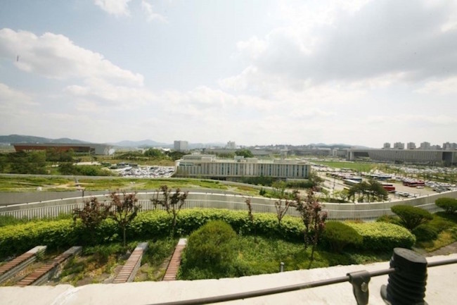  At its head is a 79,194-square-meter rooftop garden, the size of 11 soccer fields put together. (Image: Yonhap)