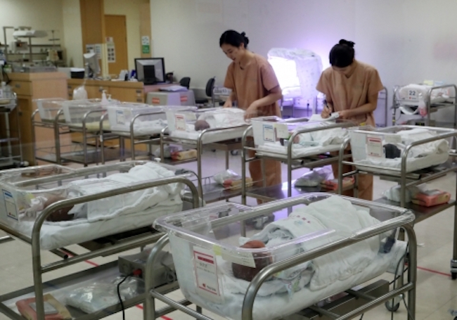 The number of children born last year was also the lowest recorded in history; the 24,906 born was a steep decline compared to the 40,877 born in 2000. (Image: Yonhap)