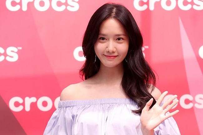 Singer and actress Im Yoon-ah, better known as Yoona from Girls' Generation, will replace actress Kim Ha-neul as a co-host of the opening ceremony for this year's Busan International Film Festival (BIFF), organizers said Tuesday. (Image: Yonhap) 