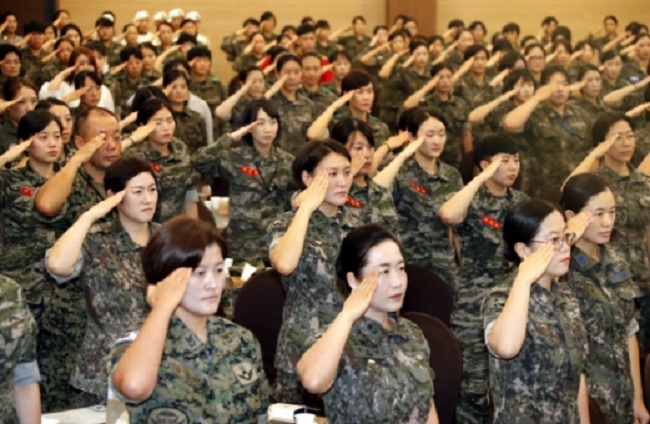 One petitioner argued that if female military conscription is not possible due to women’s physical differences, the current system of recruiting female military and police officers must be repealed as well. (Image: Yonhap)