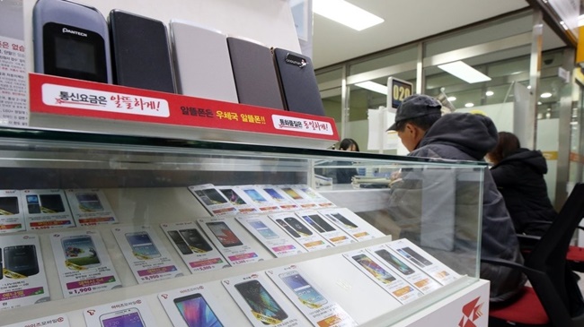 Adding fuel to the fire was a 25 percent mobile plan discount policy widely adopted by the major South Korean mobile carriers, dealing a severe blow to MVNOs that heavily rely on price-sensitive customers. (Image: Yonhap)