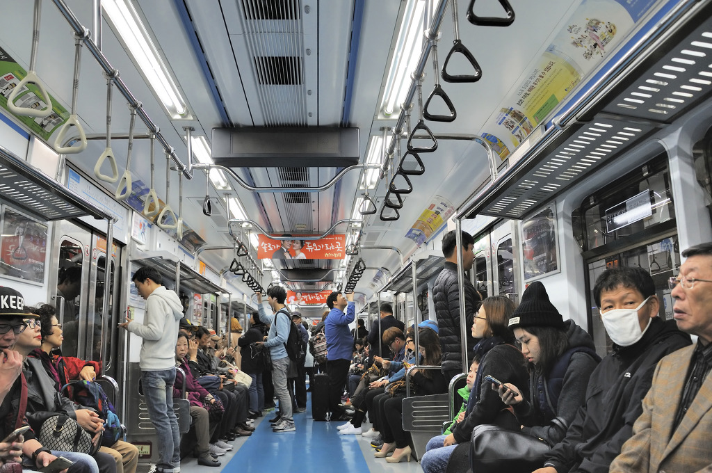 “The placement of teddy bears will help change the perception of priority seats and create a more pregnant women-friendly environment,” said Kim Min-kee, the head of Daejeon Metro. (Image: Kobiz Media)