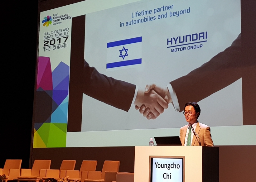Hyundai Motor Vice President Chi Young-cho in charge of strategic technologies delivers a briefing on the carmaker's partnership program with local startups in mobility technologies during the 2017 Fuel Choices and Smart Mobility Summit in Israel. (image: Hyundai Motor)