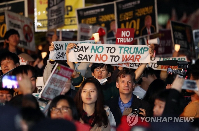 Anti-Trump activists shout slogans during a protest rally against U.S. President Donald Trump's state visit at Gwanghwamun Square in central Seoul on Nov. 7, 2017. (image: Yonhap)