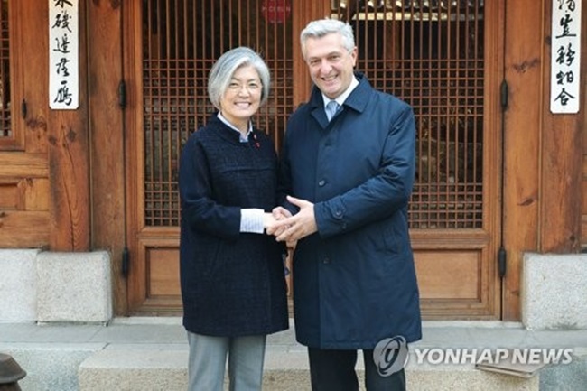S. Korea’s Foreign Minister Asks for UNHCR Efforts to Help N.K. Defectors