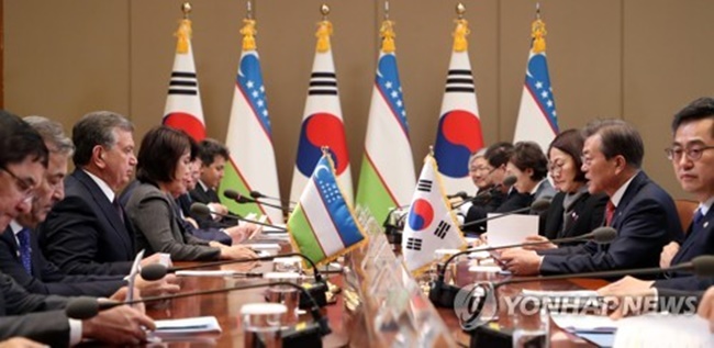 The pledge came as part of the economic cooperation agreements signed shortly after a bilateral summit between South Korean President Moon Jae-in and his Uzbek counterpart, Shavkat Mirziyoyev, who is currently visiting Seoul. (Image: Yonhap)