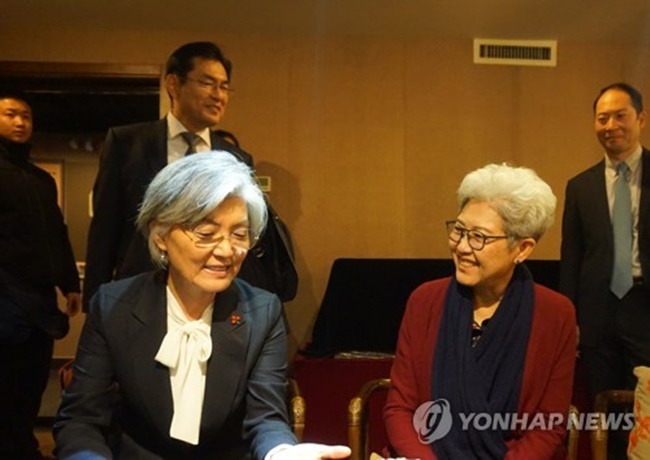 Foreign Minister Kang Kyung-wha held a luncheon meeting with Fu Ying in Beijing at which the two agreed that the parliamentary exchanges between the countries have played a role in developing stable relations. They shared a view that such exchanges should be further bolstered, according to the ministry. (Image: Yonhap)