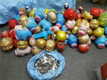 Donor Gives 50 Million Won Worth of Piggy Banks to Foundation