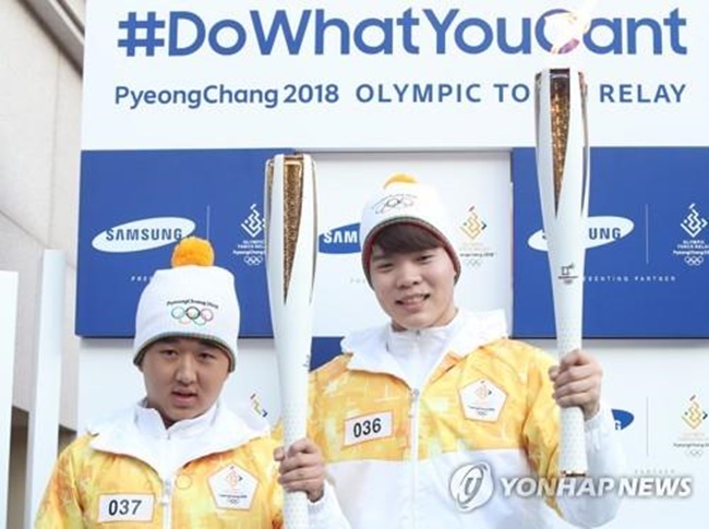 Paralympic swimmer Kim Se-jin and aspiring swimmer Kim Dong-hoon were among the torch bearers during the first day of the torch relay in South Gyeongsang Province.(Image: Yonhap)