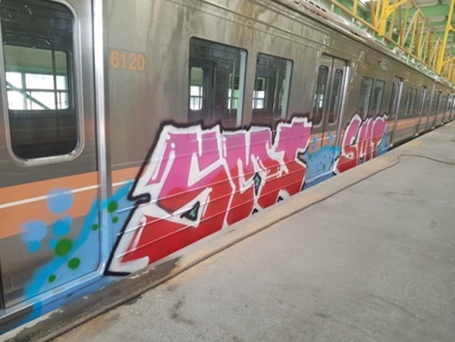 An appeal filed by the graffitists, who are also brothers, was denied by the Seoul Eastern District Court, which means the two face four months in jail for trespassing and property damage.(Image: Seoul Metro)