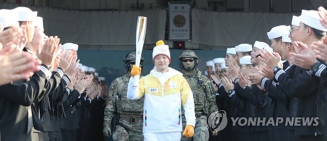 South Korea’s Navy joined the 2018 PyeongChang Olympics torch relay in Changwon on Tuesday. (Image: Yonhap)
