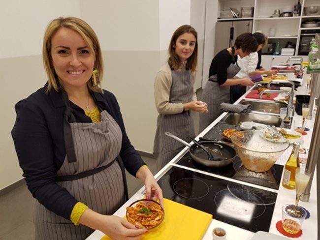During the special cooking class which took place on Monday, nine bloggers and web magazine editors learned to make traditional Korean dishes as well as Korean-Italian fusion dishes including kimchi potato pizza. (Image: Korean Cultural Center in Italy)
