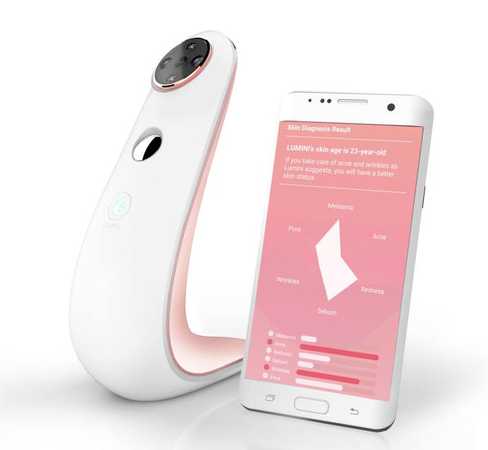 Lumini, a portable skin scanning device developed by the tech giant's Creative Lab, an in-house initiative for innovative projects. (image: Samsung Electronics)