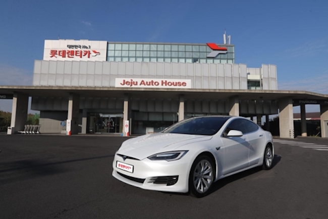 In a sign that electric cars are slowly but surely gaining ground in the auto market, Lotte Rent-A-Car announced yesterday that it will begin offering the Tesla Model S 90D at its Jeju Autohouse location.(Image: Yonhap)
