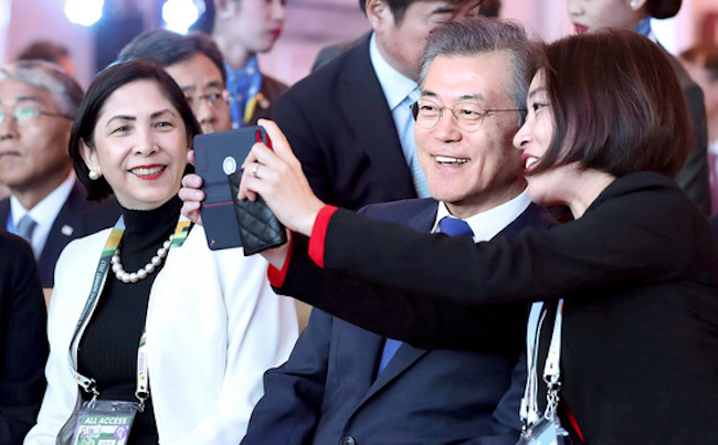 South Korean President Moon Jae-in found himself at the center of attention after his speech at the Asian Business and Investment Summit in Manila, when he was beset by requests for selfies from excited attendees all around. (image: Yonhap)