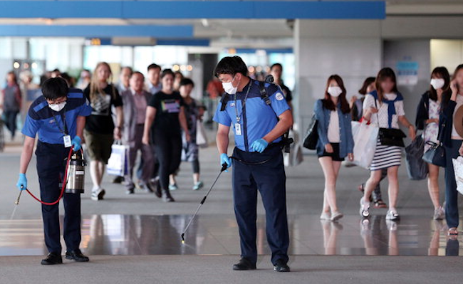 The next year (2015), over 2,000 schools closed again after the MERS epidemic resulted in the deaths of 36 infected individuals. Other schools that remained open cancelled extracurricular activities. (Image: Yonhap)