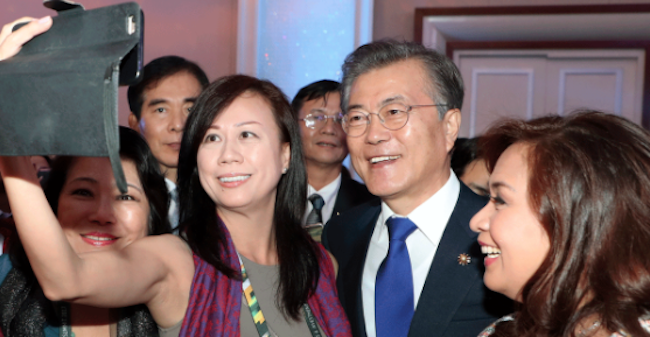 Cordially agreeing to every request for a selfie, Moon swapped casual photo-taking with the official photo-op that had been planned for after the event. (Image: Yonhap)