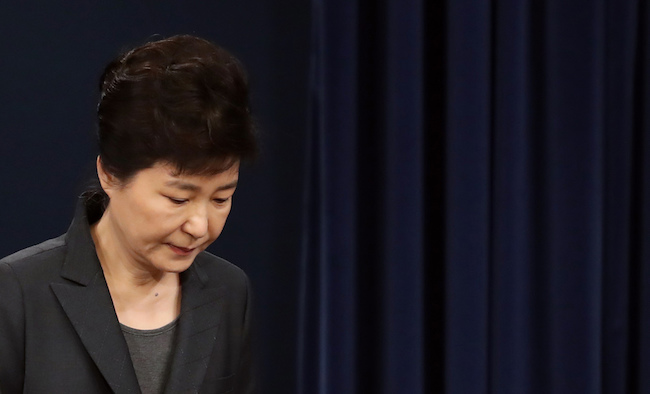 Prosecutors said Wednesday that former President Park Geun-hye is suspected of privately using illicit funds which the National Intelligence Service (NIS) regularly provided to the presidential office during her term. (Image: Yonhap)