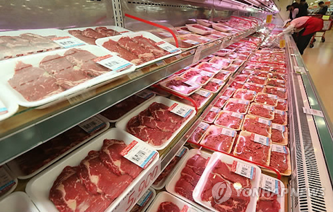 South Korea will reduce sampling inspections carried out on U.S. beef after no unauthorized materials that pose health risks have been found in products over the last five months, the agriculture ministry said Thursday. (Image: Yonhap)