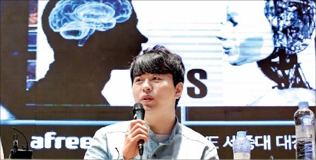 Humanity can breathe a sigh of relief as pro gamer Song Byung-gu (alias Stork) postponed armageddon by defeating four different AI systems in one-on-one Starcraft matches on October 31. (Image: Yonhap)