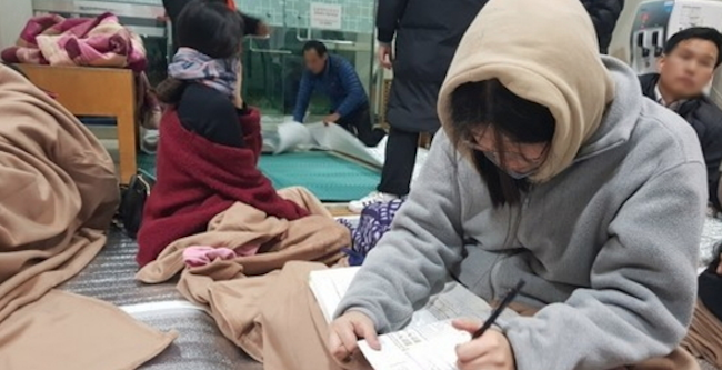 One 18-year-old said, “[After the news], my friends burst into tears, and everything was very confusing. I had been mentally prepared, but now that the test is postponed, I don't know what to think. I wish they had found a different solution.” (Image: Yonhap)