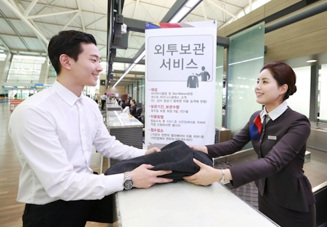 From December 1 to the end of February, both Korean Air and Asiana Airlines are offering their respective customers a complimentary five-day coat-check for passengers on their way to warmer destinations. (Image: Asiana Airlines)