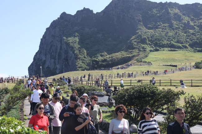 As cities like Venice and Paris can attest to, welcoming droves of tourists every year can be too much of a good thing, a sentiment the residents of Jeju are in agreement with according to the Jeju branch of the Bank of Korea. (Image: Yonhap)