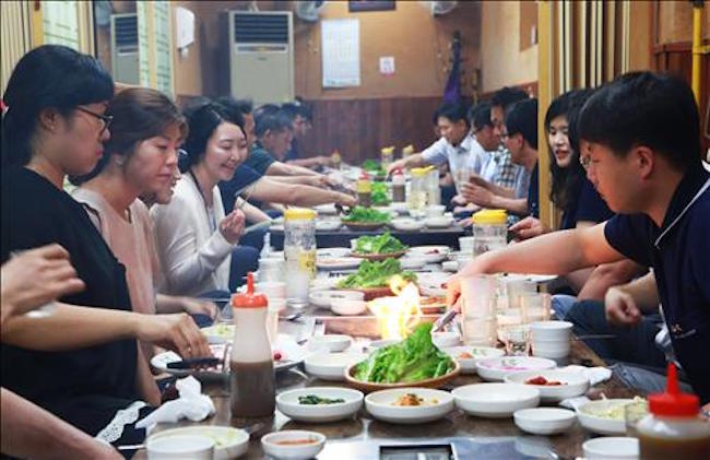 After collecting the survey data, Chungcheong Province has encouraged public and private entities to adhere to a “119 Policy” (1 type of alcohol, 1 meal, until 9). (Image: Yonhap)