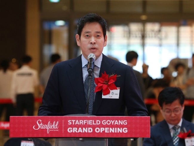 The plan to slash working hours to help improve employee work-life balance was announced by the retail giant on Friday, making Shinsegae the first conglomerate in the country to adopt a 35 hour work week policy. (Image: Yonhap)
