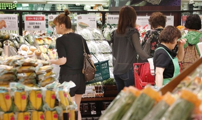 According to the Worldwide Cost of Living Report 2017 from the Economist Intelligence Unit, the inflation rate in South Korea was highest among the 133 countries surveyed, while it was also branded as the country with the sixth-highest cost of living. (Image: Yonhap)