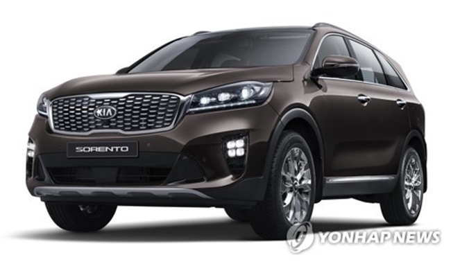  The Korean carmaker plans to show off the face-lifted Sorento SUV at the U.S. motor show that kicks off Friday (local time) and lasts for 10 days. It aims to use the Sorento to expand its presence in the booming local SUV market, the company said in a statement. (Image: Yonhap)