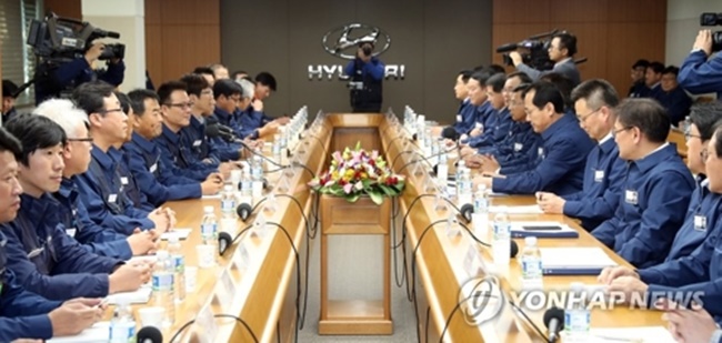 Hyundai's 51,000-member union will go on strike for four to six hours Tuesday through Friday at five plants in Ulsan, 414 kilometers south of Seoul, as the union seeks to pressure the company to accept their demands in this year's wage negotiations, spokesman Hong Jae-gwan said over the phone. (Image: Yonhap)
