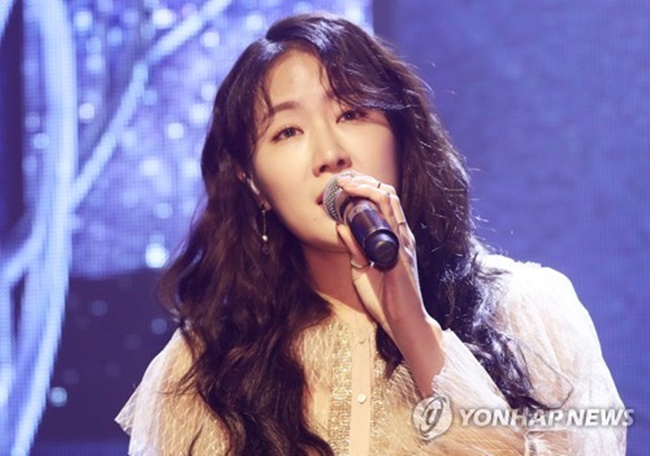 Singer Soyou performs during a media showcase for her debut solo album "Re:Born" in Seoul on Dec. 13, 2017. (Image: Yonhap)