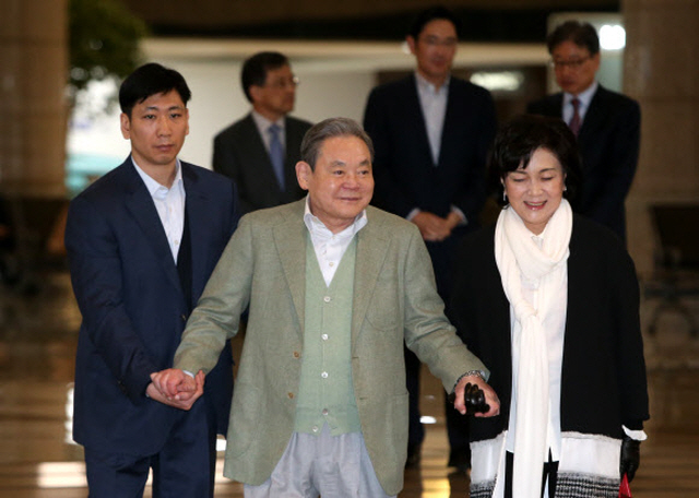 Late Samsung Chief’s Stock Value Tops 20 tln Won