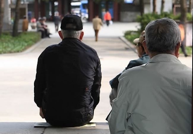 The minimum living expenses for retired elderly people was tallied at 1.77 million won (US$1,600) per month for each household, a survey showed Wednesday. (Image: Yonhap)