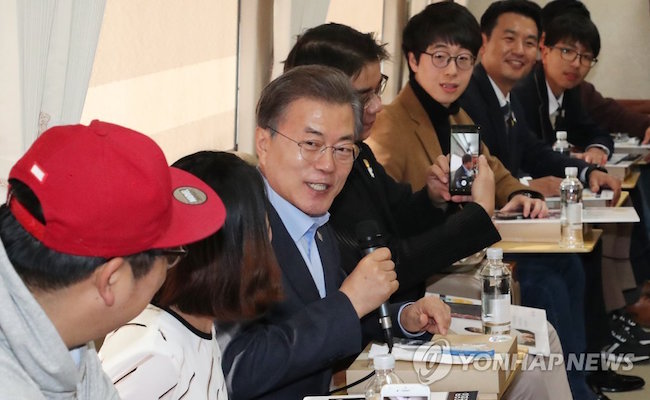 Following his meal with the 20 lucky selectees, Moon held a meet-and-greet with sports journalists in a separate passenger car, and on the return leg of the trip back to Seoul, spoke with media members from NBC. (Image: Yonhap)