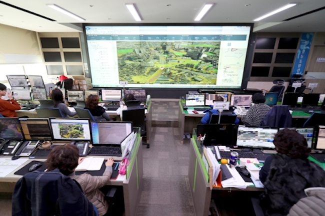 A municipal government in Seoul has installed an underground monitoring system that feeds data in real time to a command center, which will help city officials stay one step ahead of dangers like sinkholes. (Image: Seongdong District)