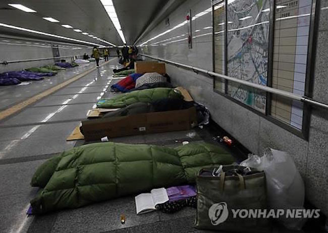 Thanks to its efforts to aid the homeless, the city stated that the number of people staying at Seoul Station dropped from 204 in 2011 to 125 this year. (Image: Yonhap)