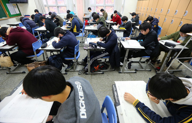 This year's college entrance exams once again saw a so-called “Arabic Lottery Effect”, which describes test takers of “Arabic I” obtaining higher relative scores than those of other foreign language subjects despite having unimpressive proficiency. (Image: Yonhap)