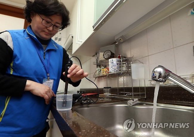 The near unanimous satisfaction that South Koreans feel about tap water has not translated into much actual consumption, with only 49.4 percent revealing that they drink from the tap on a regular basis. (Image: Yonhap)