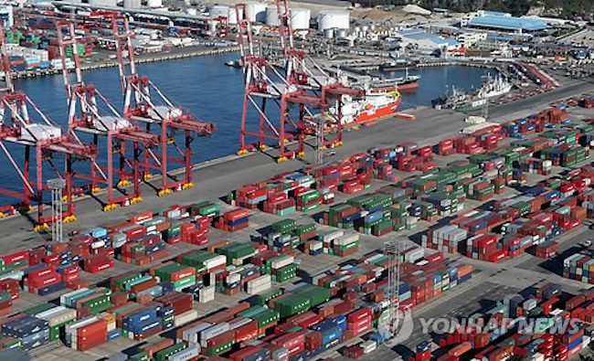 South Korea has become the world's sixth largest exporter, moving up two notches from 2016, on the back of brisk sales of memory chips and a rally in oil prices, the trade ministry said Tuesday. (Image: Yonhap)
