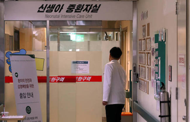 Forensic doctors on Monday conducted autopsies on the bodies of four newborns who successively died at a local university hospital, but failed to find a cause of death after an initial exam. (Image: Yonhap)