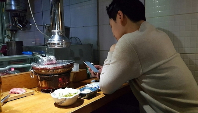 The frequency of dining out alone increased from 3.7 times per month last year to 4.1 this year. (Image: Yonhap)