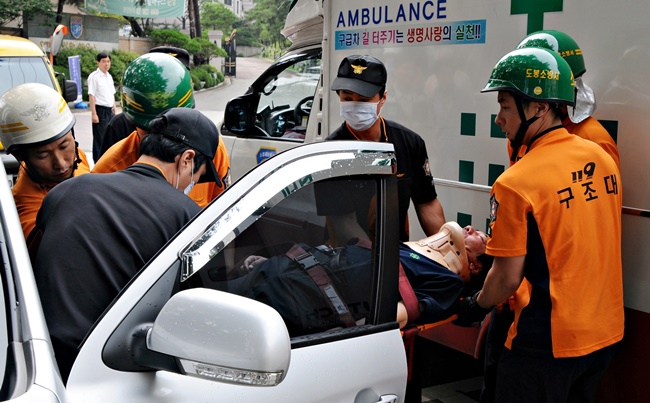 Data provided by the National Police Agency shows over 3,000 cases of illegal private ambulance rides are reported each year.(Image: Wikimedia Commons)