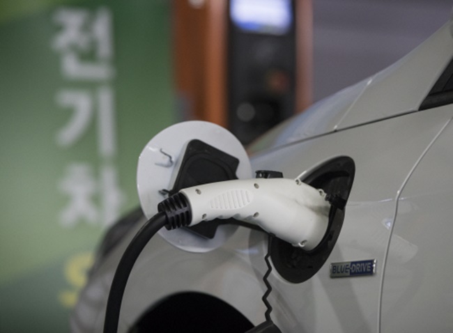 The South Korean government is tightening standards for electric car subsidies, with stringent guidelines based on battery life and environment-friendliness entering effect this year. (Image: Yonhap)