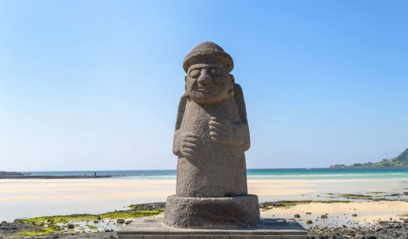 ‘Dol hareubang’ Statue to Promote Jeju Island in China