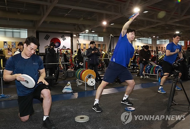 South Korean hockey players train during an open house event at the Jincheon National Training Center in Jincheon, North Chungcheong Province, on Jan. 10, 2018. (Image: Yonhap)
