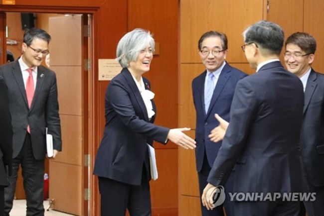 South Korean Foreign Minister Kang Kyung-wha meets with officials from an independent panel that will be in charge of mapping out the strategy on the foreign ministry's diplomacy with the United Nations in Seoul on Jan. 19, 2018. (Image: Yonhap)